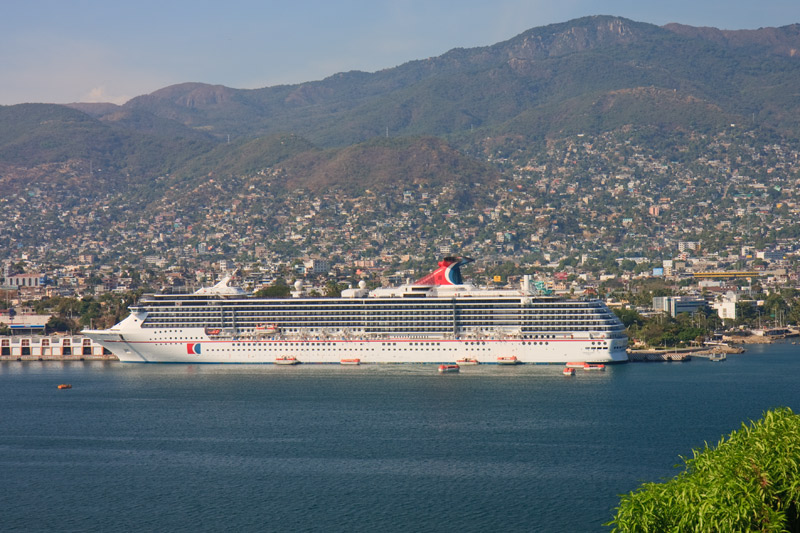 Carnival Spirit din departare